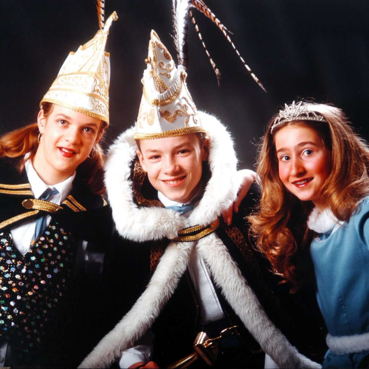 2002<br/>Prins Robbin Zabel,<br/>Prinses Britt van Mensvoort,<br/>Adjudant Inge Dillen